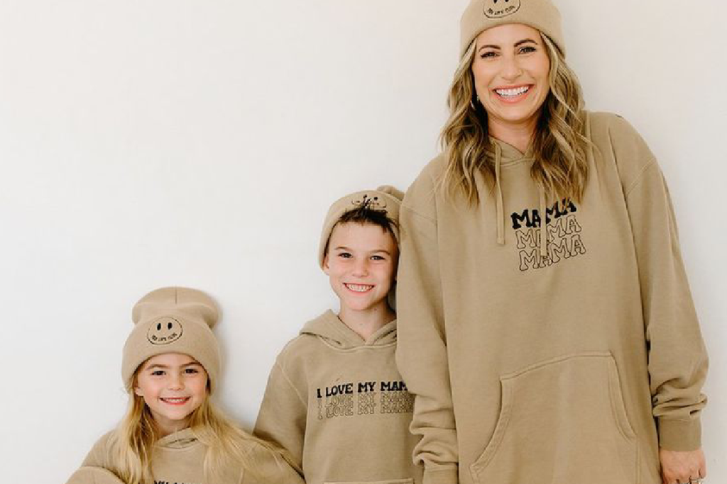 maman et ses garçons en matchy hoodies