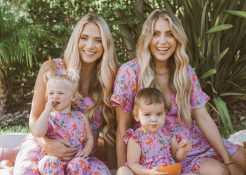 matchy jumeaux et leurs filles avec des robes assorties