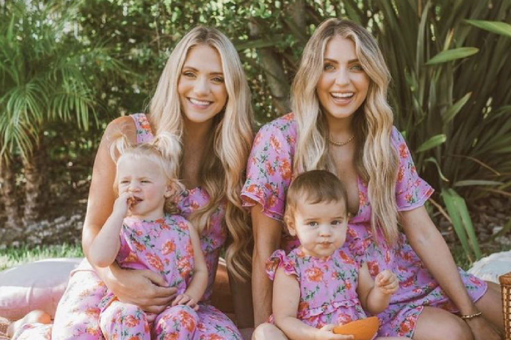 photo de famille en mode matchy soeurs jumelles